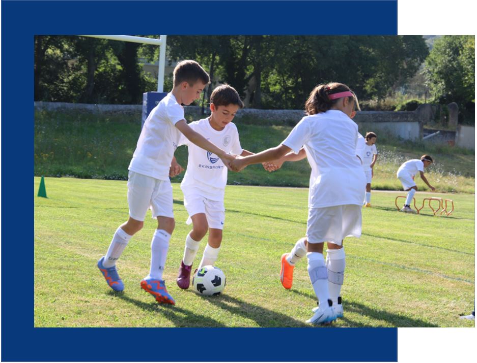 Photo de 4 enfants se tenant la main lors d'une activité ludique de football durant le stage d'été 2023 organisé par la Ligue Méditerranée de Football